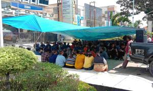 Puluhan Karyawan Koperasi Air Kehidupan Duri Demo Depan Menara BRI Pekanbaru